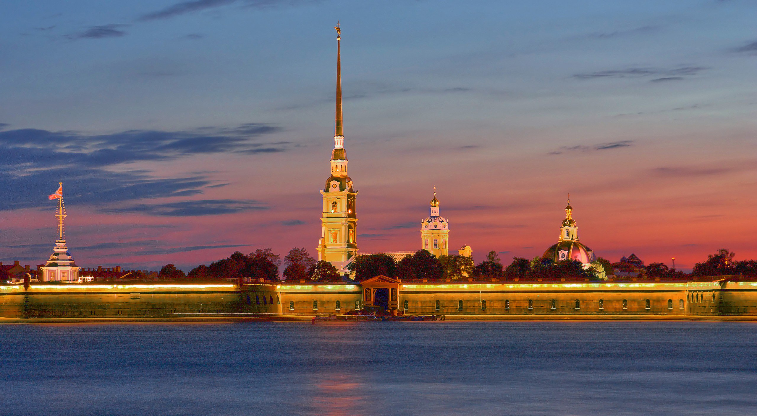 Петербург называют городом-памятником, городом-музеем. Здесь расположено  более 200 музеев, хранящих историю жизни и быта разных народов, посвященных  достижениям наук и искусств, выдающимся людям нашей страны.